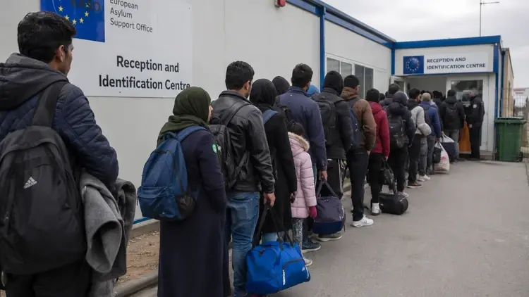 Migranci w kolejce do centrum azylowego - grafika poglądowa