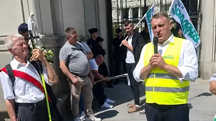 Rolnicy protestujący przed gmachem MRiRW