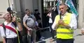 Rolnicy protestujący przed gmachem MRiRW