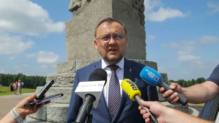 Ambasador Ukrainy w Polsce Wasyl Bodnar podczas wypowiedzi dla mediów przed Pomnikiem Zwycięstwa Grunwaldzkiego