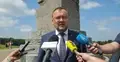 Ambasador Ukrainy w Polsce Wasyl Bodnar podczas wypowiedzi dla mediów przed Pomnikiem Zwycięstwa Grunwaldzkiego
