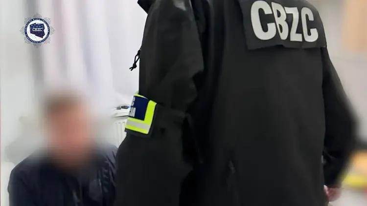 policjant z cbzc z zatrzymanym za groźby zabójstwa