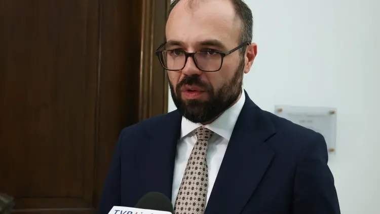 Poseł PiS Krzysztof Szczucki rozmawia z mediami w Sejmie