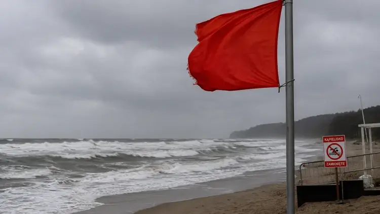 Sztorm na Bałtyku i czerwona flaga