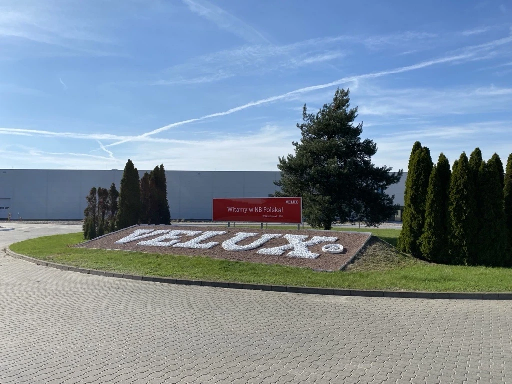 napis velux przy fabryce