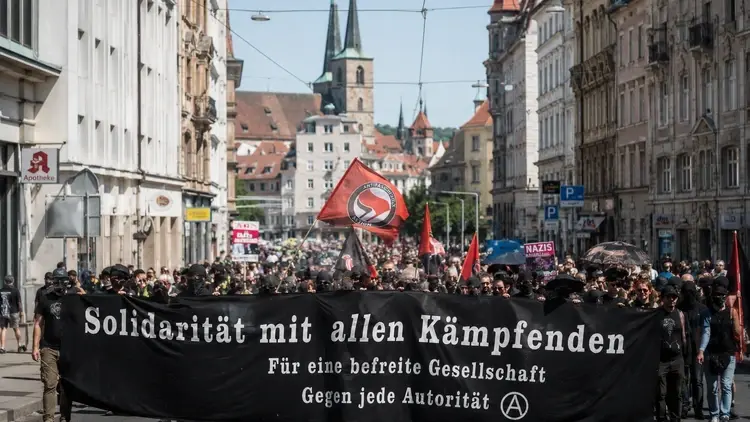 Manifestacja niemieckich lewicowych ekstremistów - grafika poglądowa