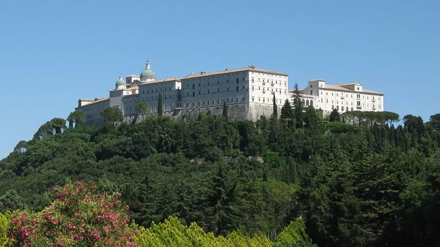 Monte_Cassino_abbey_from_cemetery