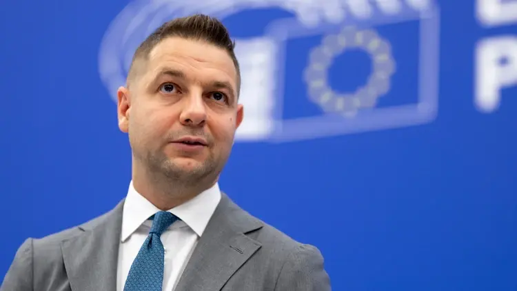 Eurodeputowany Patryk Jaki podczas konferencji prasowej