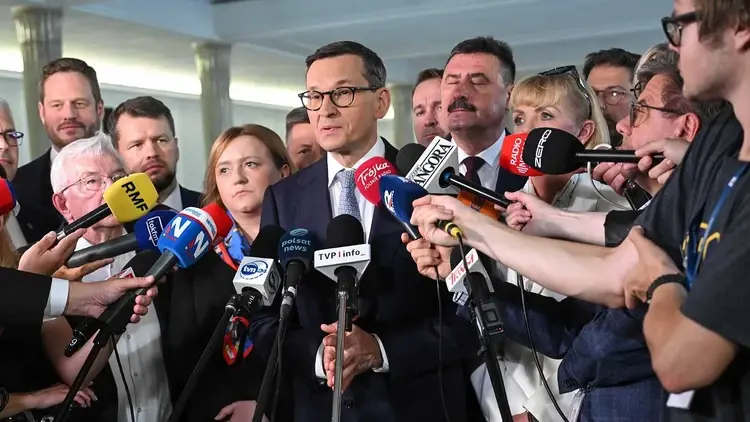 Mateusz Morawiecki wraz z grupą posłów w Sejmie