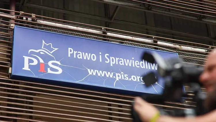 Media przed siedzibą Prawa i Sprawiedliwości przy ul. Nowogrodzkiej w Warszawie