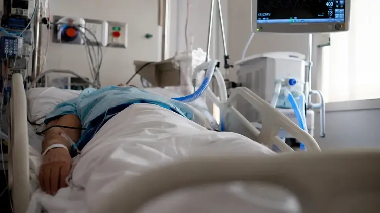 Mężczyzna leżący w szpitalu i podłączony do aparatury podtrzymującej życie