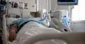 Mężczyzna leżący w szpitalu i podłączony do aparatury podtrzymującej życie