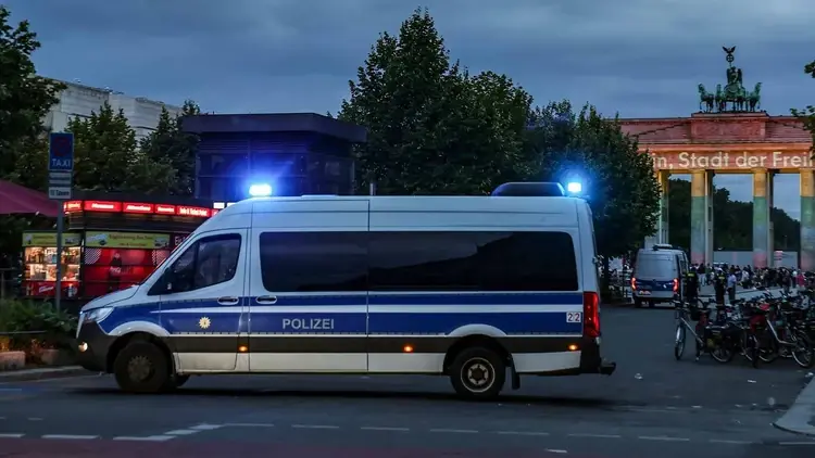 Berlińska policja patroluje okolice Bramy Brandenburskiej