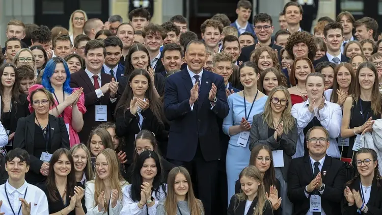 Prezydent Karol Nawrocki z młodzieżą