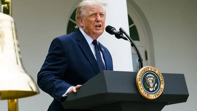 Donald Trump przemawia na konferencji prasowej
