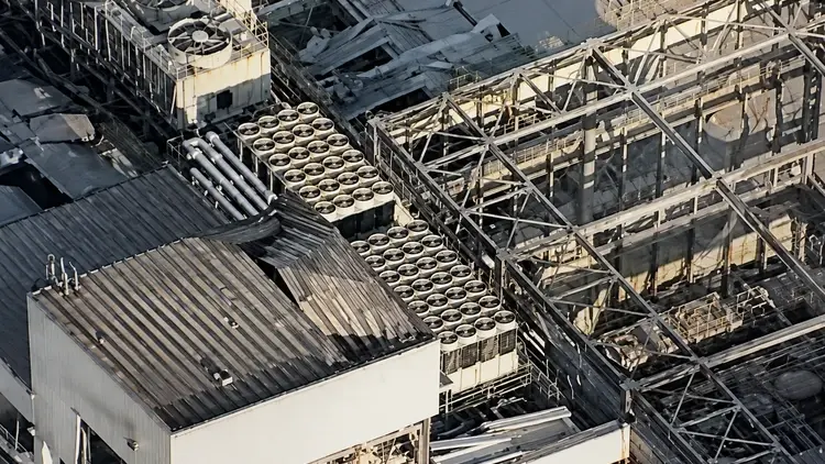 Budynek centrum handlowego w Kashimie po eksplozji