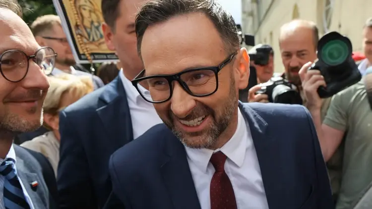 Europoseł Daniel Obajtek przed budynkiem Prokuratury Okręgowej w Warszawie