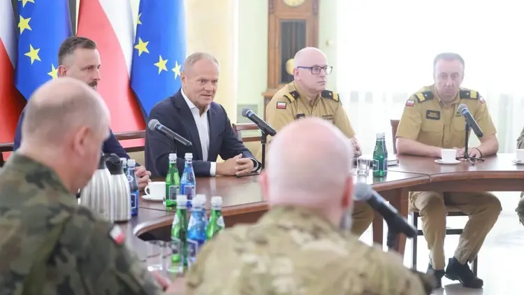 Donald Tusk na posiedzeniu zespołu koordynacyjnego z wojskowymi