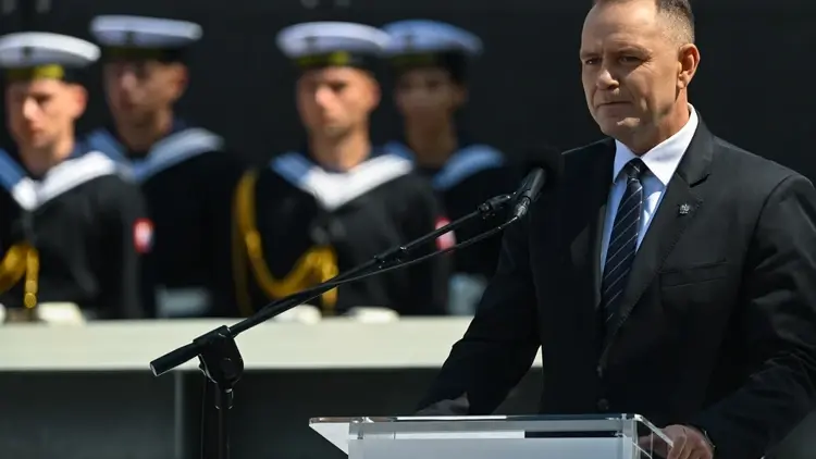 Karol Nawrocki przemawia do mikrofonu. W tle żołnierze marynarki wojennej