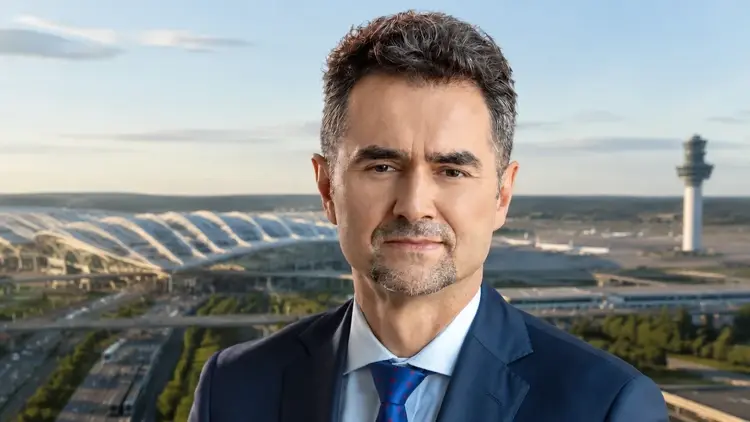 Piotr Malepszak na tle wizualizacji CPK