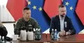 Gen. Ireneusz Nowak, Władysław Kosiniak-Kamysz siedzą przy stole. W tle flagi Polski i UE