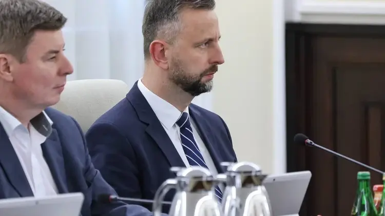 Władysław Kosiniak-Kamysz siedzi przy stole na posiedzeniu rządu. Obok Jan Grabiec
