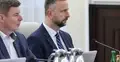 Władysław Kosiniak-Kamysz siedzi przy stole na posiedzeniu rządu. Obok Jan Grabiec