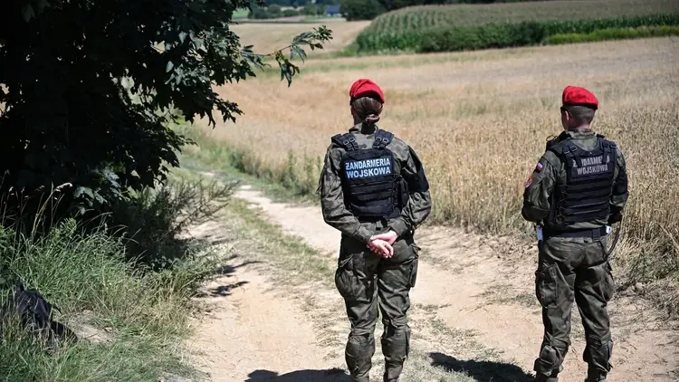 Funkcjonariusze Żandarmerii Wojskowej w miejscu upadku rakiety w okolicach miejscowości Tarnawa-Kolonia