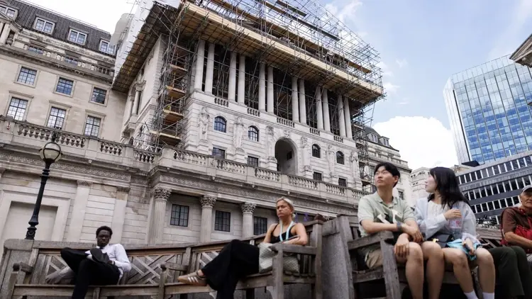 Ludzie siedzący przed Bank of England