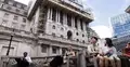 Ludzie siedzący przed Bank of England