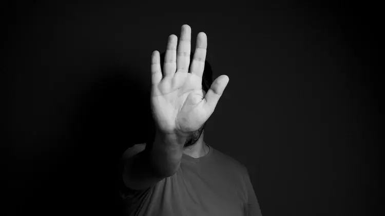 Człowiek pokazujący otwartą dłoń - zdjęcie poglądowe
