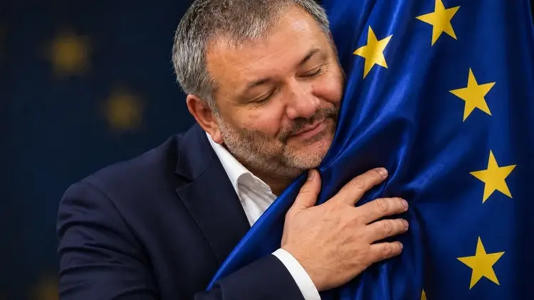 Waldemar Żurek przytule flagę UE