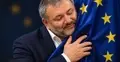 Waldemar Żurek przytule flagę UE