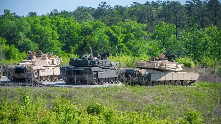 Czołgi M1 Abrams na poligonie