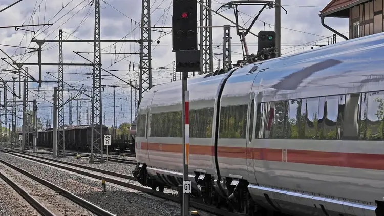 wagon niemieckiej kolei na torach