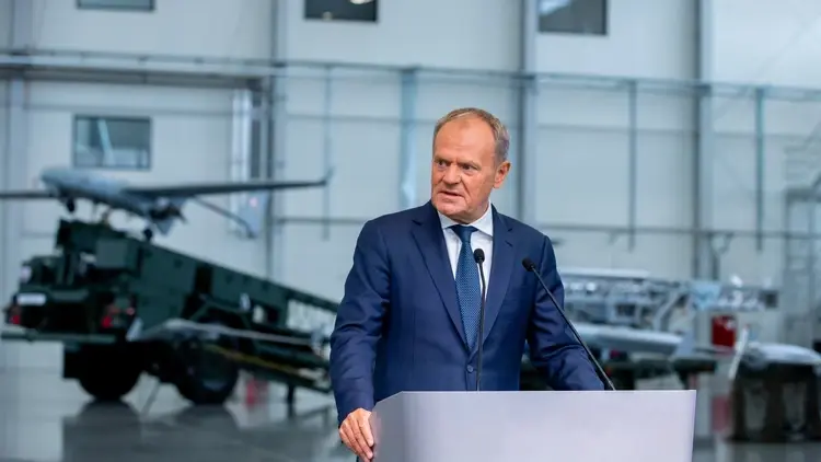 Premier Donald Tusk podczas konferencji prasowej w Wojskowych Zakładach Lotniczych Nr 2 S.A. w Bydgoszczy