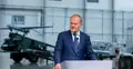  Premier Donald Tusk podczas konferencji prasowej w Wojskowych Zakładach Lotniczych Nr 2 S.A. w Bydgoszczy