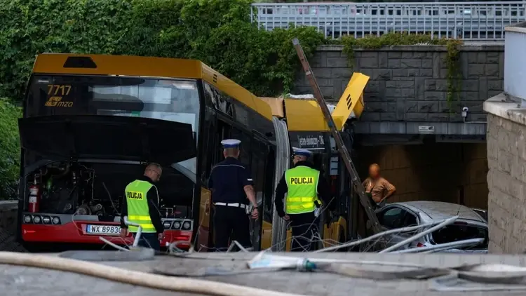 Autobus w Miejscu wypadku w rejonie Ronda Zesłańców Syberyjskich w Warszawie