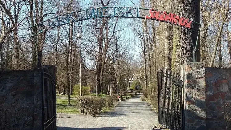 Chcą zmienić nazwę Parku Solidarności w Tomaszowie Maz. Stanowcza reakcja Związku: "To nie jest przypadkowa nazwa"