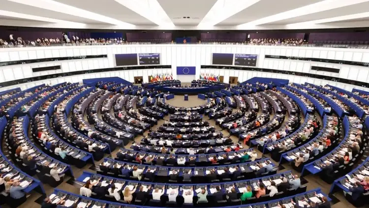 Głosowanie na sali plenarnej Parlamentu Europejskiego