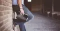 człowiek trzymający Biblię