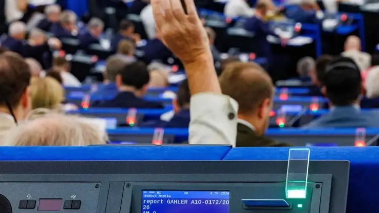 Członkowie Europarlamentu podczas głosowania