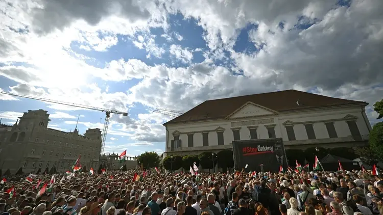 Protestujący przed pałacem prezydenckim w Budapeszcie