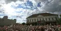 Protestujący przed pałacem prezydenckim w Budapeszcie