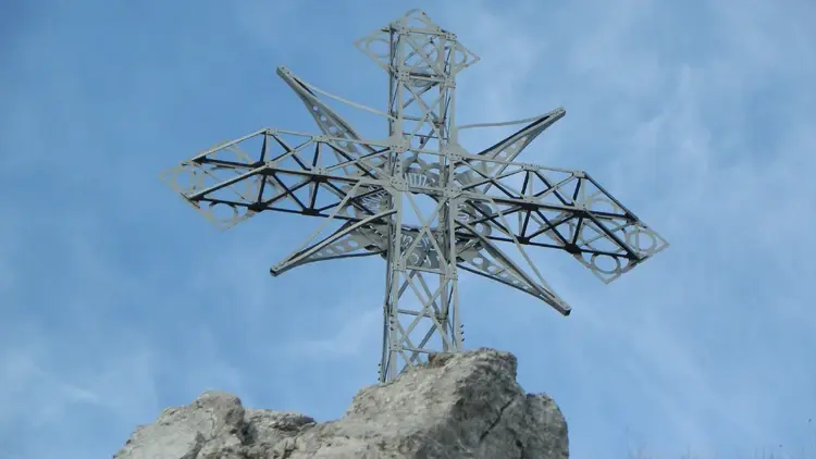metalowy krzyż na szczycie góry Giewont