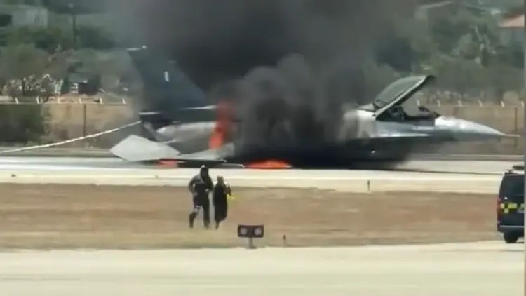 f-16 płonie na lotnisku na Zakynthos