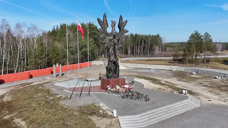 pomnik ofiar ludobójstwa na Wołyniu w Domostwie