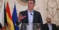 Pedro Sanchez przemawia na konferencji prasowej. W tle flaga Hiszpanii i UE