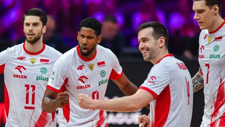 Wilfredo Leon (w środku) był jednym z najlepszym siatkarzy w spotkaniu ze Słowenią