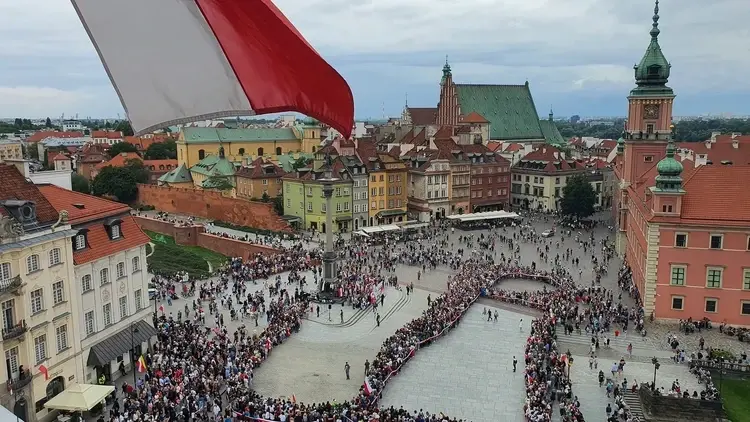Na Pl. Zamkowym w Warszawie rozpoczął się happening pt. „Żywy Znak dla Powstania Warszawskiego 2026"